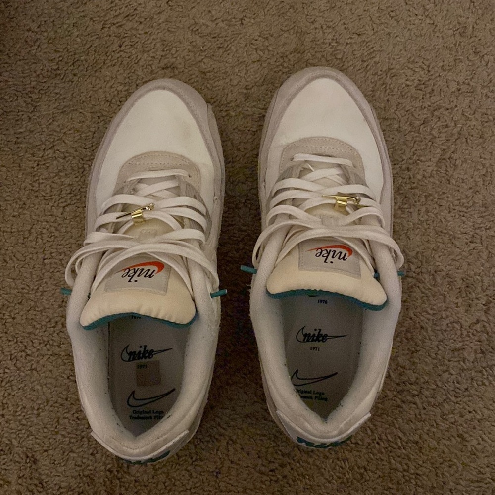 These are Nike air max 90. Going for around $200+ on StockX. Size 10 US